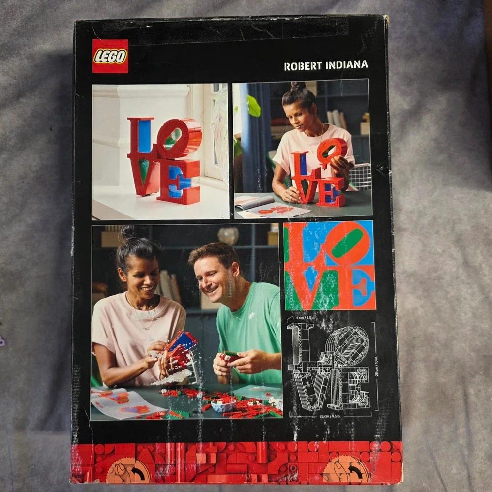 Genuine LEGO ART LOVE Building Set (31214) 791 Pieces - Damaged Box (see photos)